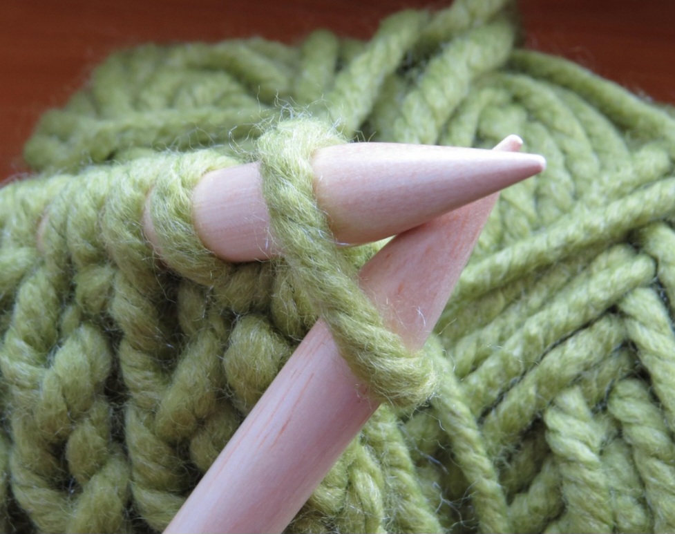 O tricô foi percebido como um hobby para a terceira idade, perdendo popularidade devido à rápida produção em massa e à ascensão das fibras sintéticas. 