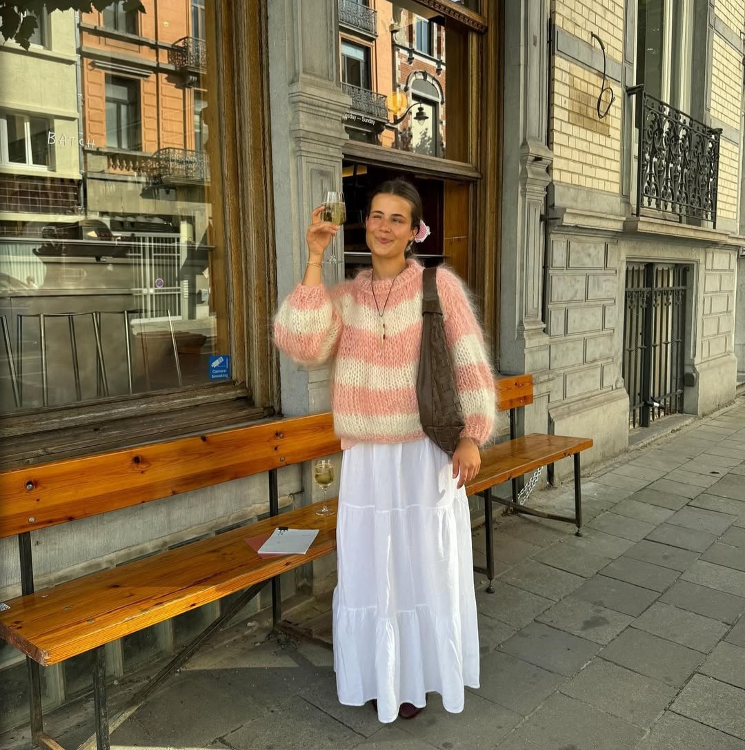 Uma dessas formas é, ao invés das calças, apostar no tricô no look combinado a vestidos. A peça funciona como complemento perfeito para produções leves e esvoaçantes ao trazerem um ar feminino, atualizado e nada óbvio.