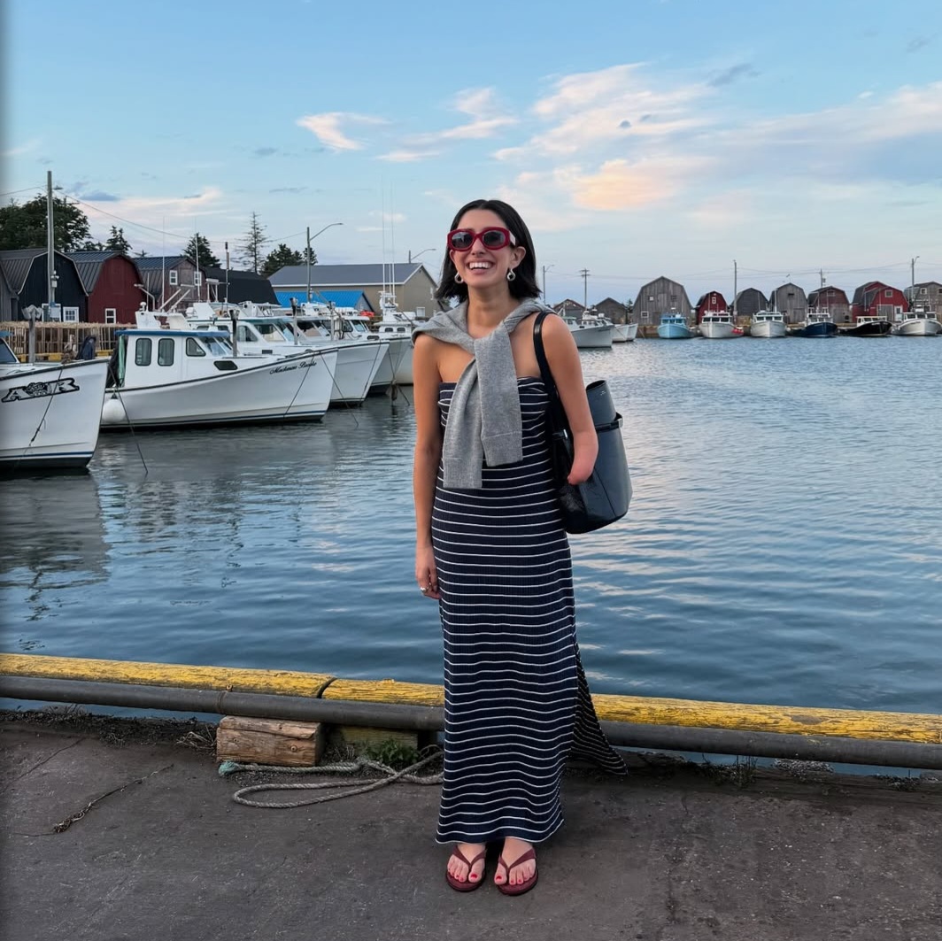 Apesar de simples, um tricô leve amarrado nos ombros pode transformar a produção em poucos passos, para adicionar um interesse visual e aquele toque cool imediato. 