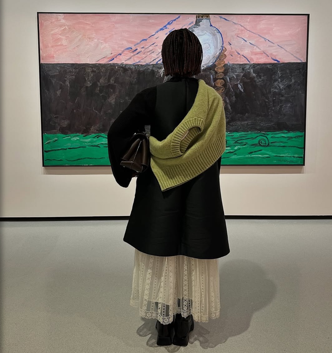 Aposte também em cores para criar um ponto de destaque e experimente a amarração sob um dos braços para renovar a produção de forma moderna. 