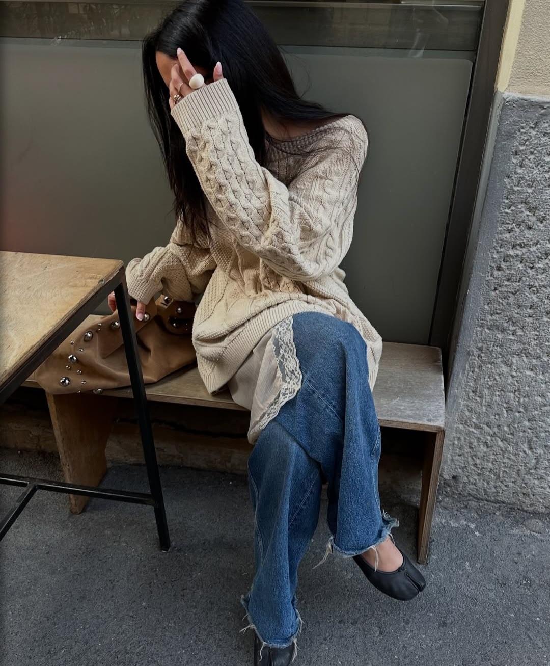 Em outro look, com a delicadeza do cetim, o tricô cria um contraste interessante de texturas e principalmente de sobreposições, dois recursos de styling que seguem em alta. 