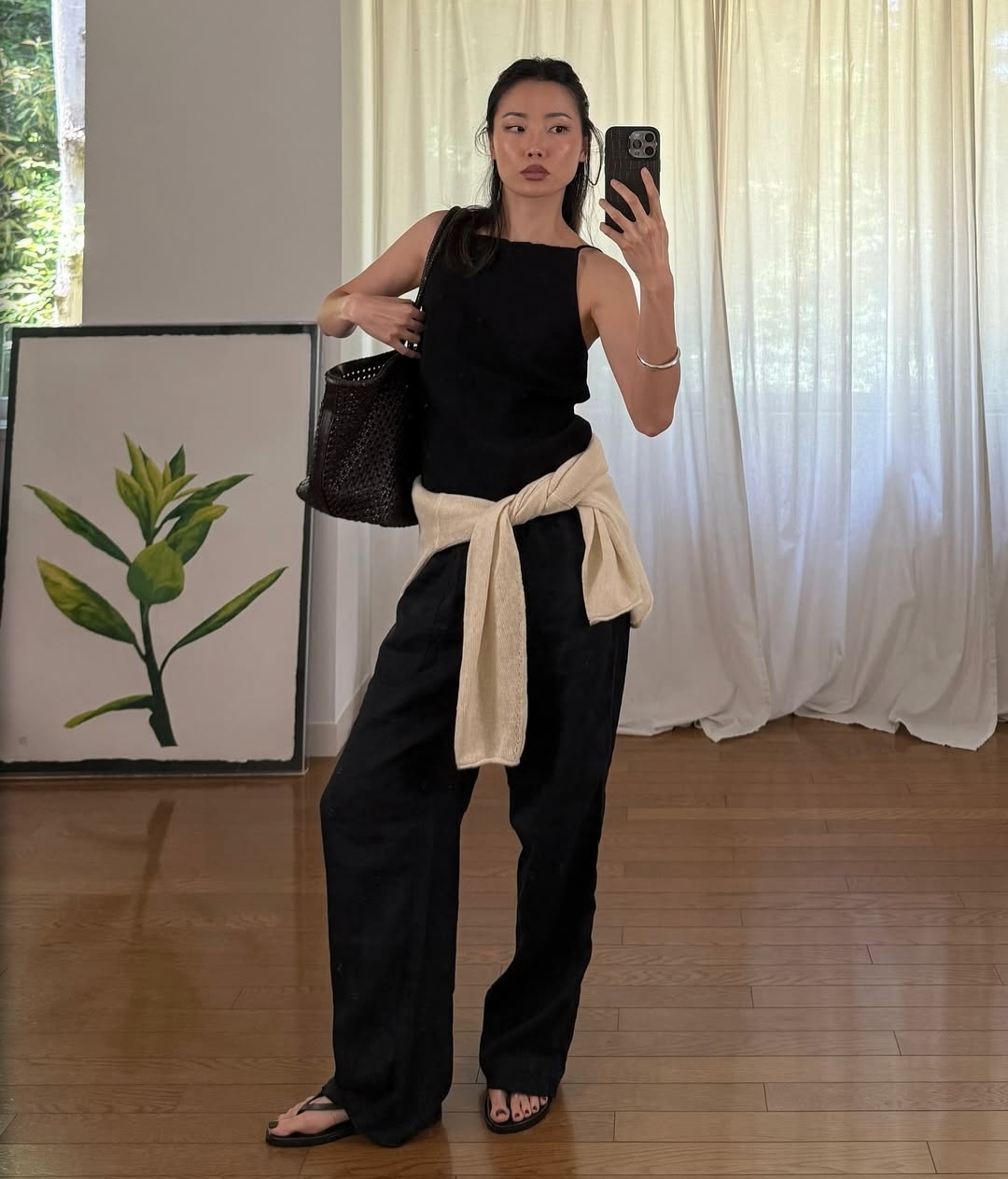 Trazer o tricô no look através da amarração na cintura é uma ótima opção. Além de valorizar a silhueta de forma sutil, o detalhe deixa a produção mais estilosa e descontraída.  