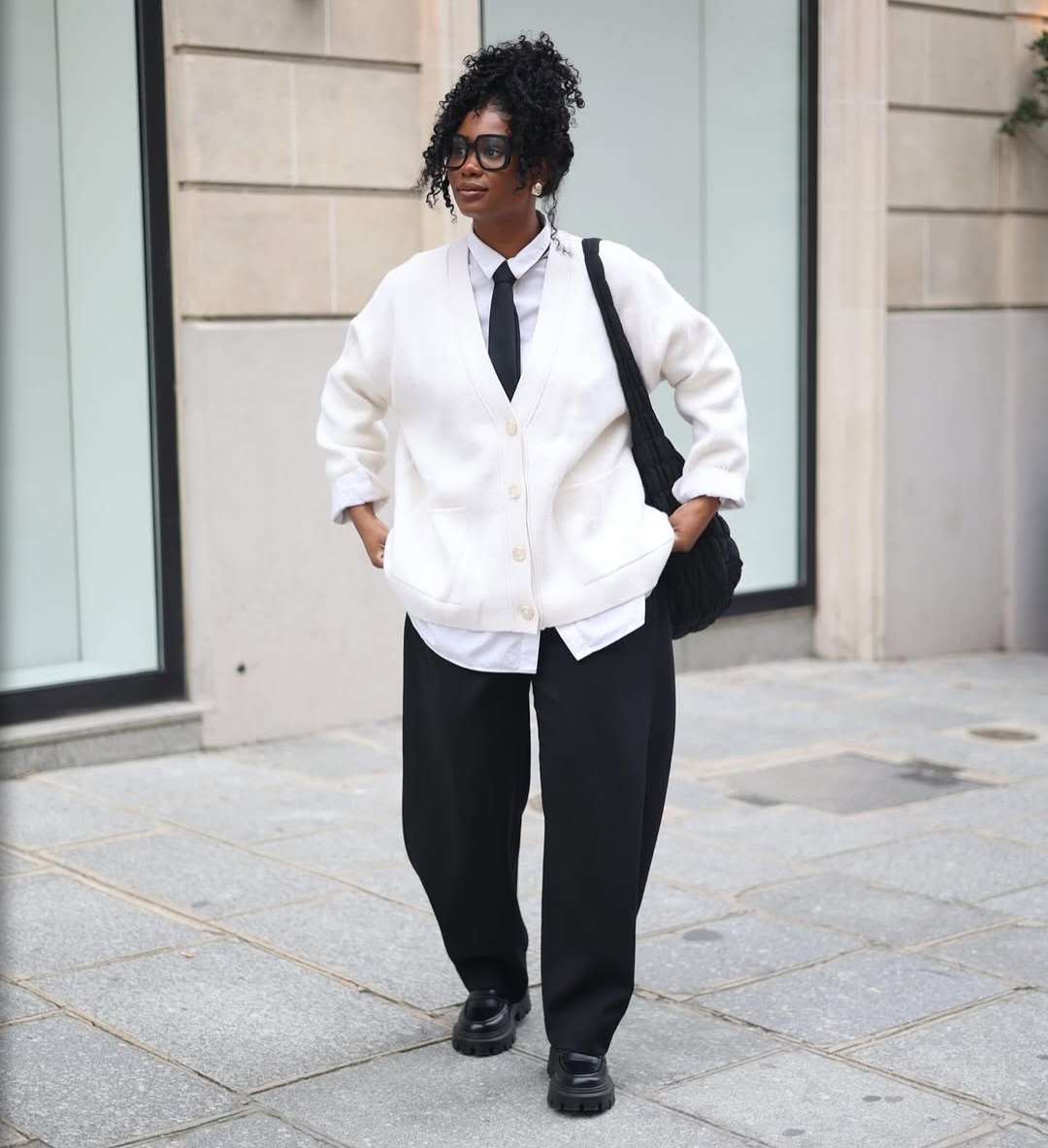 No blazer, o indivíduo pode apostar na gravata com tricô. Um contraste inesperado é justamente o que torna o look cool, contemporâneo e ainda cheio de sofisticação.