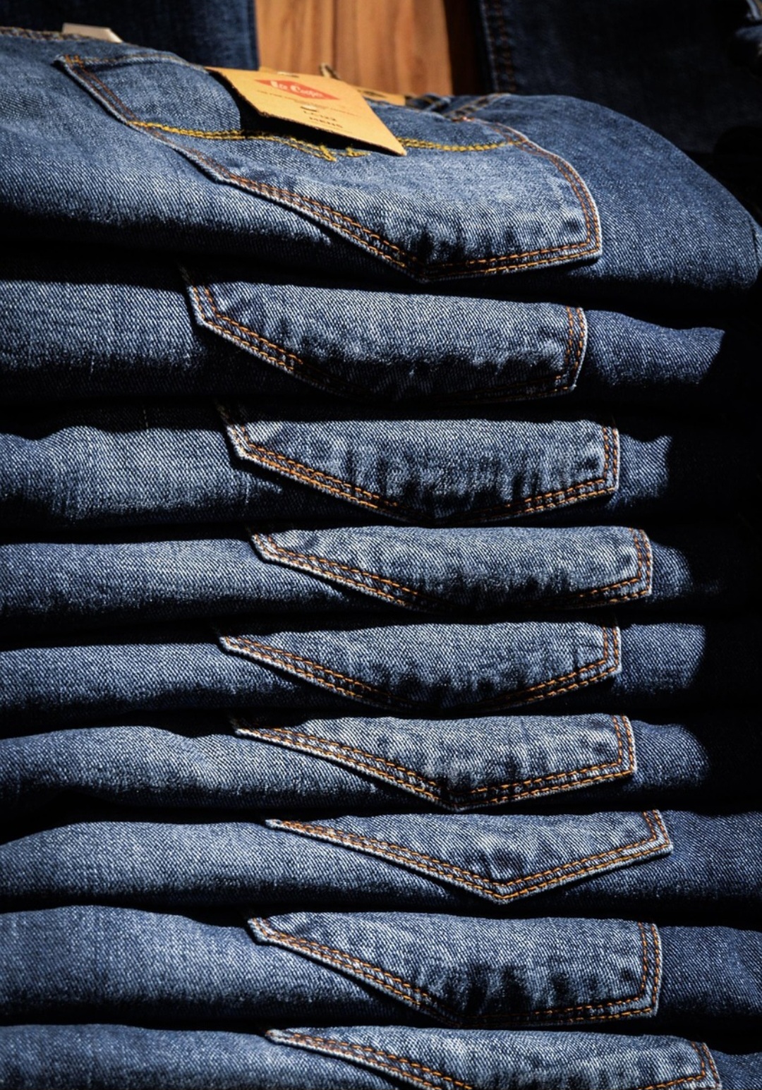 A origem do jeans remonta ao século 19. Embora o tecido de algodão resistente já fosse utilizado na Europa desde o século 17, foi nos Estados Unidos que ele ganhou a forma que conhecemos hoje. 
