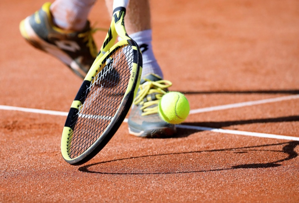 Na Inglaterra do século XIX, os praticantes do esporte tênis de grama passaram a usar esses sapatos com sola de borracha, que se tornaram conhecidos como 