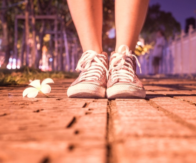 No Brasil, especialmente entre a juventude urbana, o tênis é uma forma de expressar identidade cultural, pertencimento a um grupo e preferências estéticas.