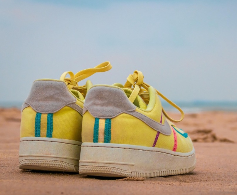 Este objeto, seja como esporte ou como calçado, é utilizado em programas sociais para promover a educação, a disciplina e a inclusão de jovens em situação de vulnerabilidade.