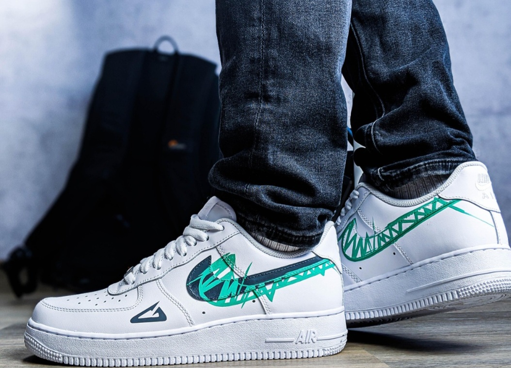 Antes da criação deste objeto, os atletas dos Jogos Olímpicos pararam de andar descalços e passaram a usar sandálias de couro, para proteger os pés e garantir uma melhor tração com o solo. 