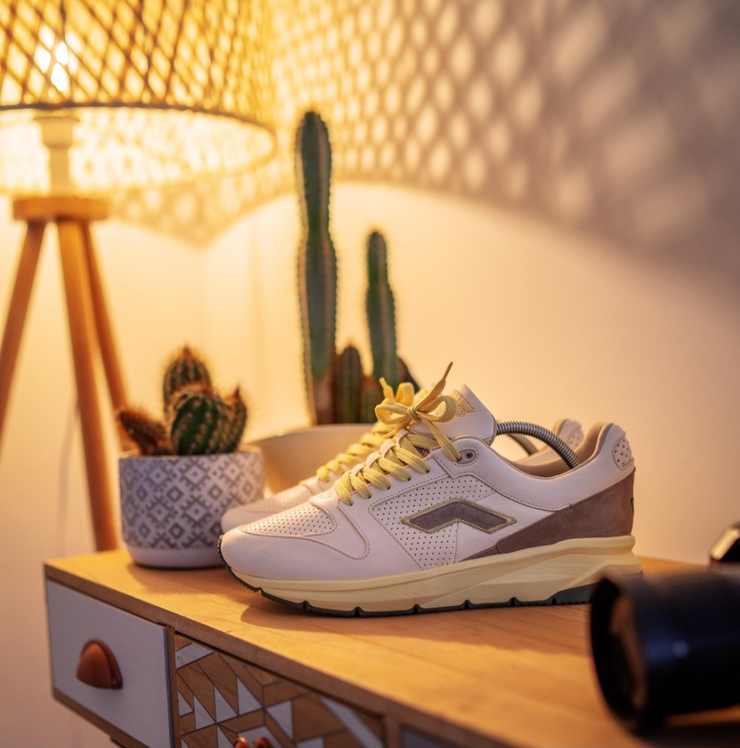 Durante a Segunda Guerra Mundial, a produção de tênis diminuiu, devido à escassez de materiais e à necessidade de priorizar a produção de artigos militares. 