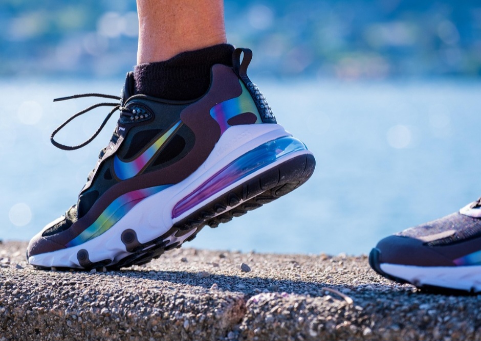 Na década de 1920, o tênis começou a ser fabricado em uma variedade de cores e estilos, e as pessoas começaram a usá-lo como um item de moda casual.