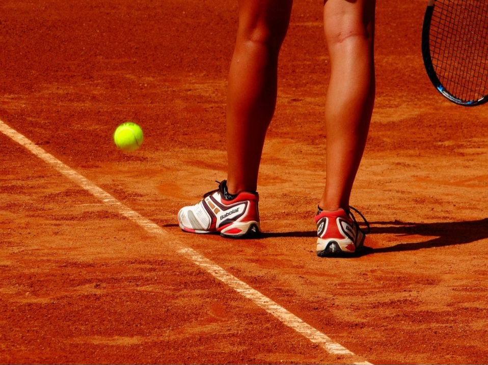 Esse tipo de calçado foi criado especificamente para o jogo de tênis, que por sua vez tem origem na palavra francesa 