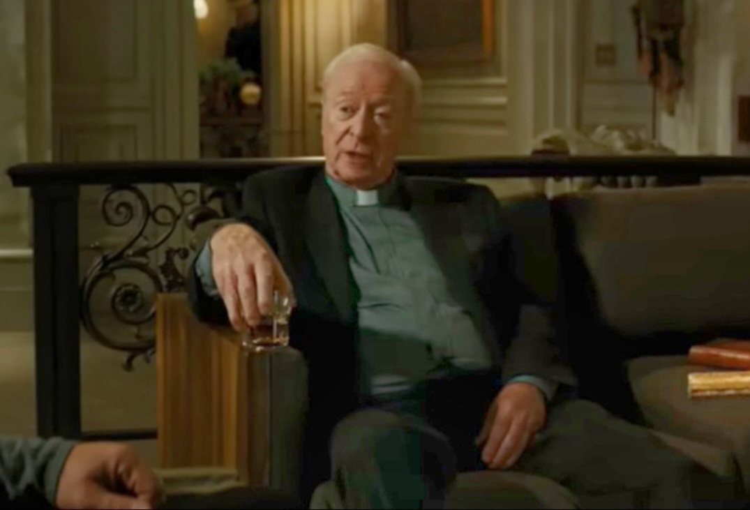 A Lionsgate aposta em nova tecnologia para expandir a franquia. Antes, Caine dizia só enxergar papéis para “homens muito velhos” em sua carreira. Ele anunciou a aposentadoria em 2023.