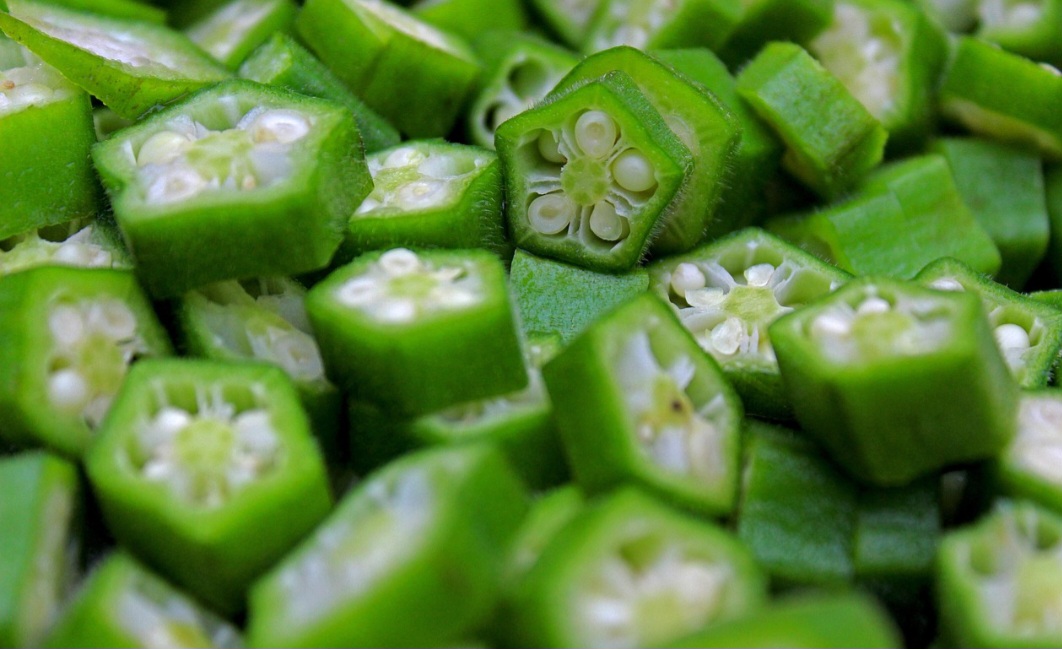 Apesar do incômodo, a seiva e mucilagem podem ter propriedades benéficas. No quiabo, por exemplo, ajudam no controle da glicemia e colesterol. Assim, o que parece um defeito é também uma fonte de saúde.