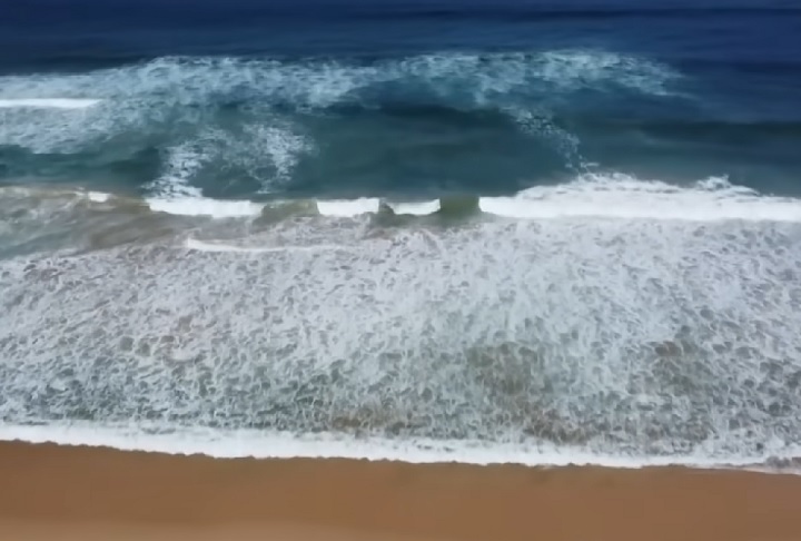 O surfista desapareceu de vista quando estava a cerca de 100 metros da praia, junto de sua prancha.