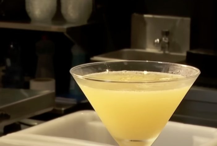 Taça com bebida alcoólica – Reprodução/CNN