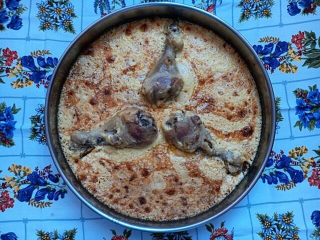 A gastronomia albanesa é outra atração para os visitantes, com pratos típicos que refletem a diversidade cultural do país, combinando influências mediterrâneas e orientais. Apesar de ser uma nação pequena, a Albânia tem um grande potencial turístico, com uma mistura única de história, cultura, paisagens naturais e modernidade.