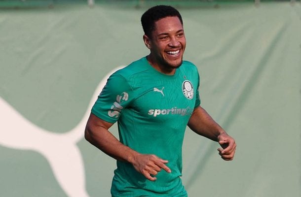 Vitor Roque celebra bom momento no Palmeiras e comenta sobre identificação com as crianças