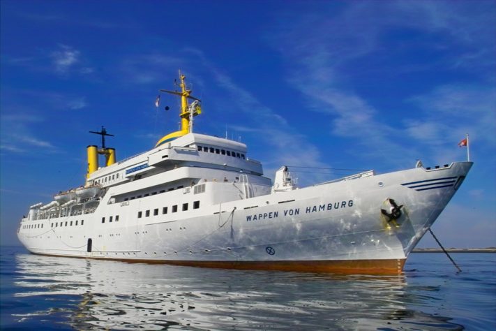 Empresário fica 16 anos tentando restaurar transatlântico e navio afunda - Domínio Público