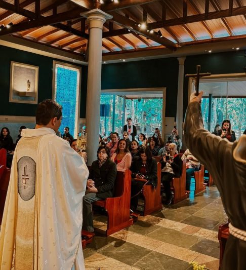 <p>Também houve um Tríduo da Canonização com missas, comidas típicas italianas e shows de bandas católicas.</p>
