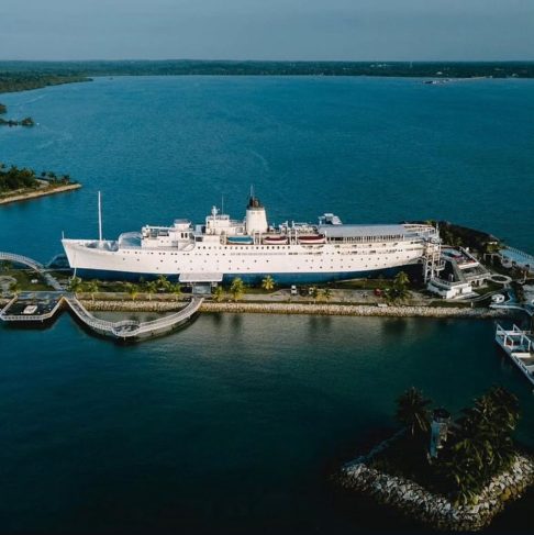 Saw afirma que mantém o projeto como missão cristã, destinando os lucros a causas sociais.