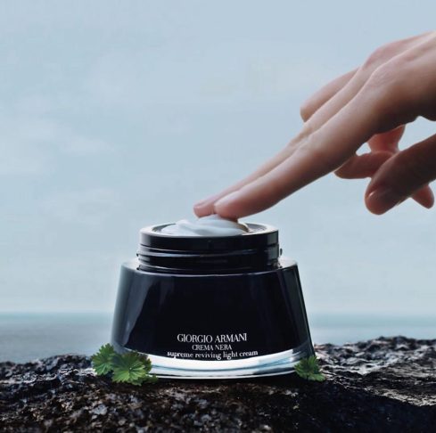 Armani escolheu a espécie não só por sua eficácia, mas também por estar aprovada para uso cosmético na China, mercado estratégico para a marca.