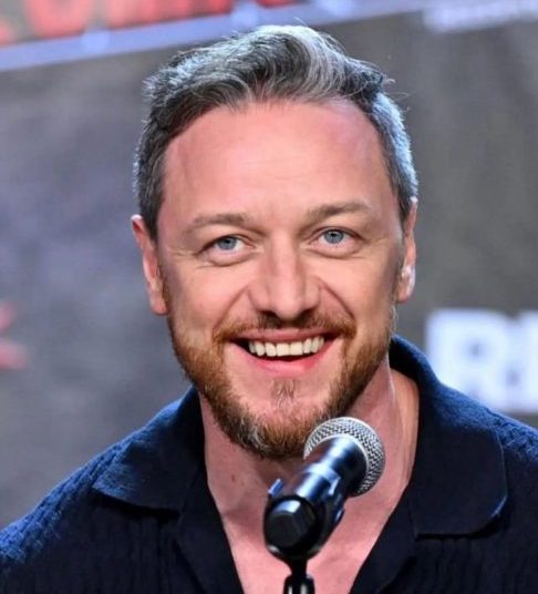 Nascido em Glasgow, em 1979, James McAvoy começou sua carreira em 1995, no filme “The Near Room”. 