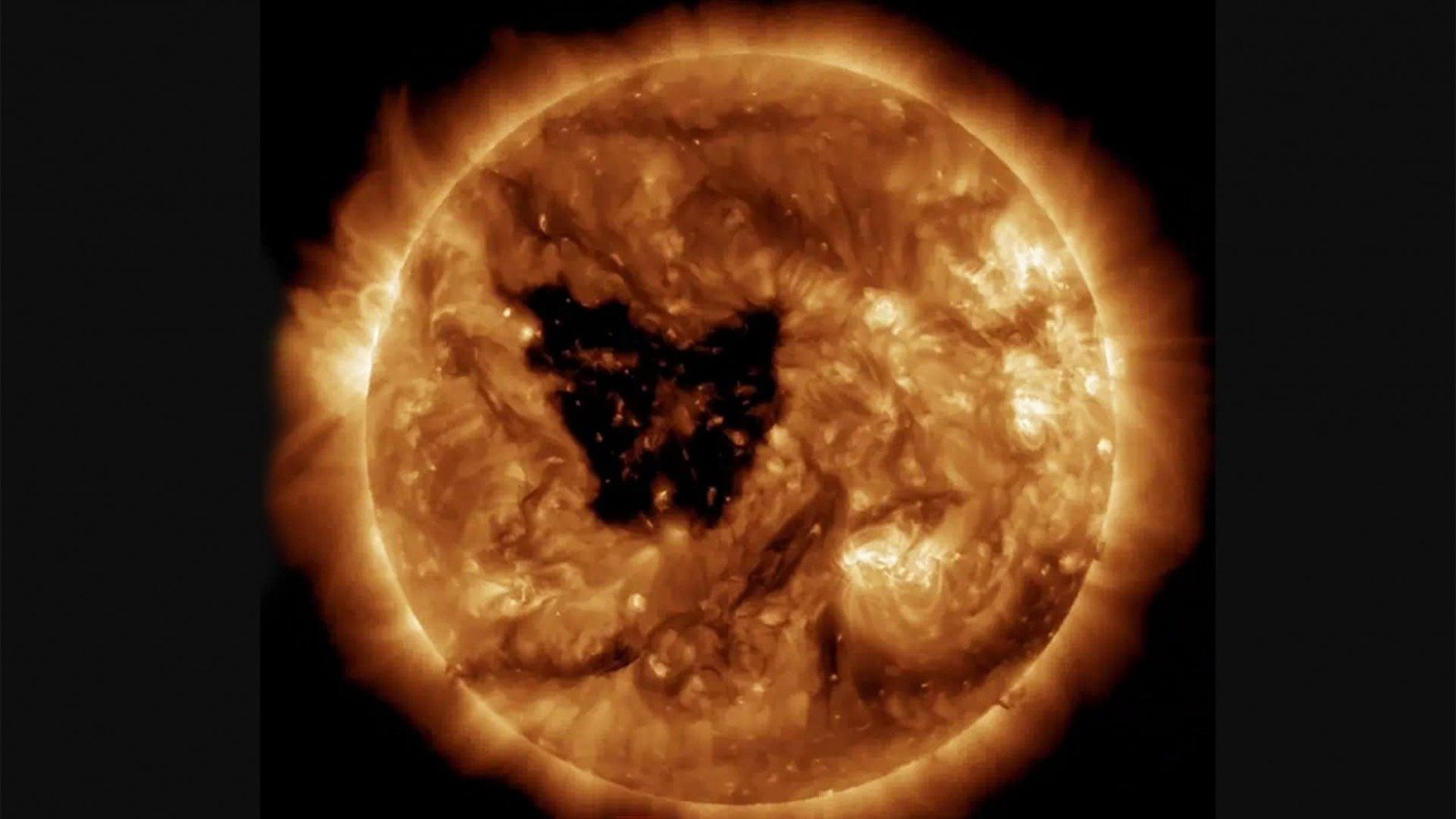 buraco coronal com formato de borboleta pode causar tempestade geomagnética na Terra.