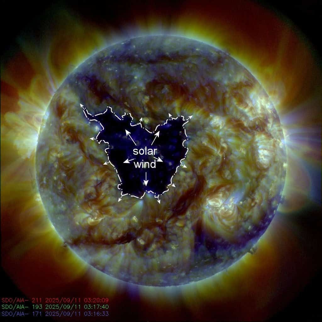 O fenômeno, observado entre os dias 8 e 11 de setembro de 2025, se chama buraco coronal, região onde os campos magnéticos se abrem permitindo que o vento solar escape. Isso pode causar tempestade geomagnética na Terra.