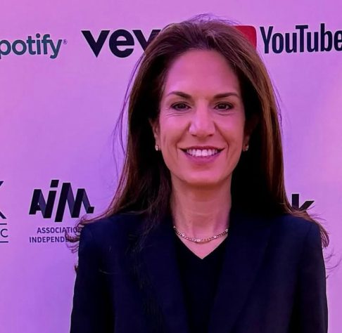 Empresária iraniana Golnar Khosrowshahi ganha destaque na indústria musical - Reprodução/@golnar_khosrowshahi