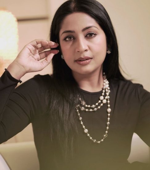 O motivo? Ela não havia declarado uma guirlanda de jasmim que levava em sua bagagem de mão.