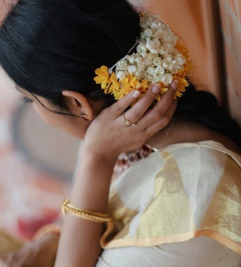 O acessório, para usar no cabelo, tinha sido um presente de seu pai.