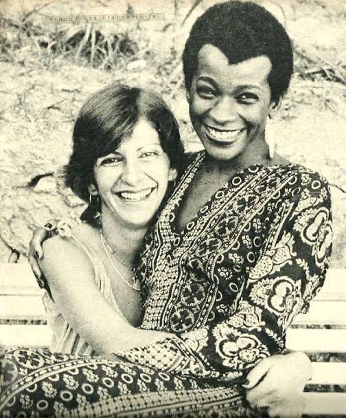 Paralelamente, concluiu o curso tÃ©cnico em contabilidade. Em 1968, estreou profissionalmente no teatro em SÃ£o Paulo na peÃ§a â??Roda Vivaâ?, de Chico Buarque, ao lado de MarÃ­lia Pereira, que se tornou sua grande amiga e conselheira.
