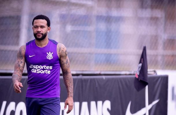 Memphis Depay treina em campo e tem retorno programado no Corinthians