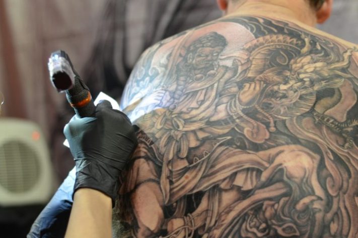 Homem com tatuagem - Alex Germany/Unsplash