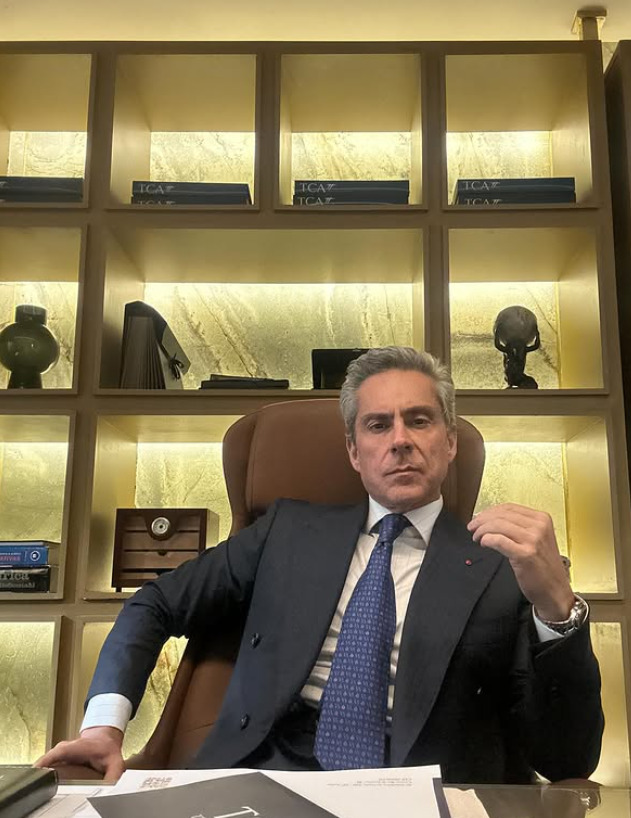 Em entrevista recente à GQ, o ator revisitou o passado e relembrou momentos difíceis após perder os pais na adolescência.  
