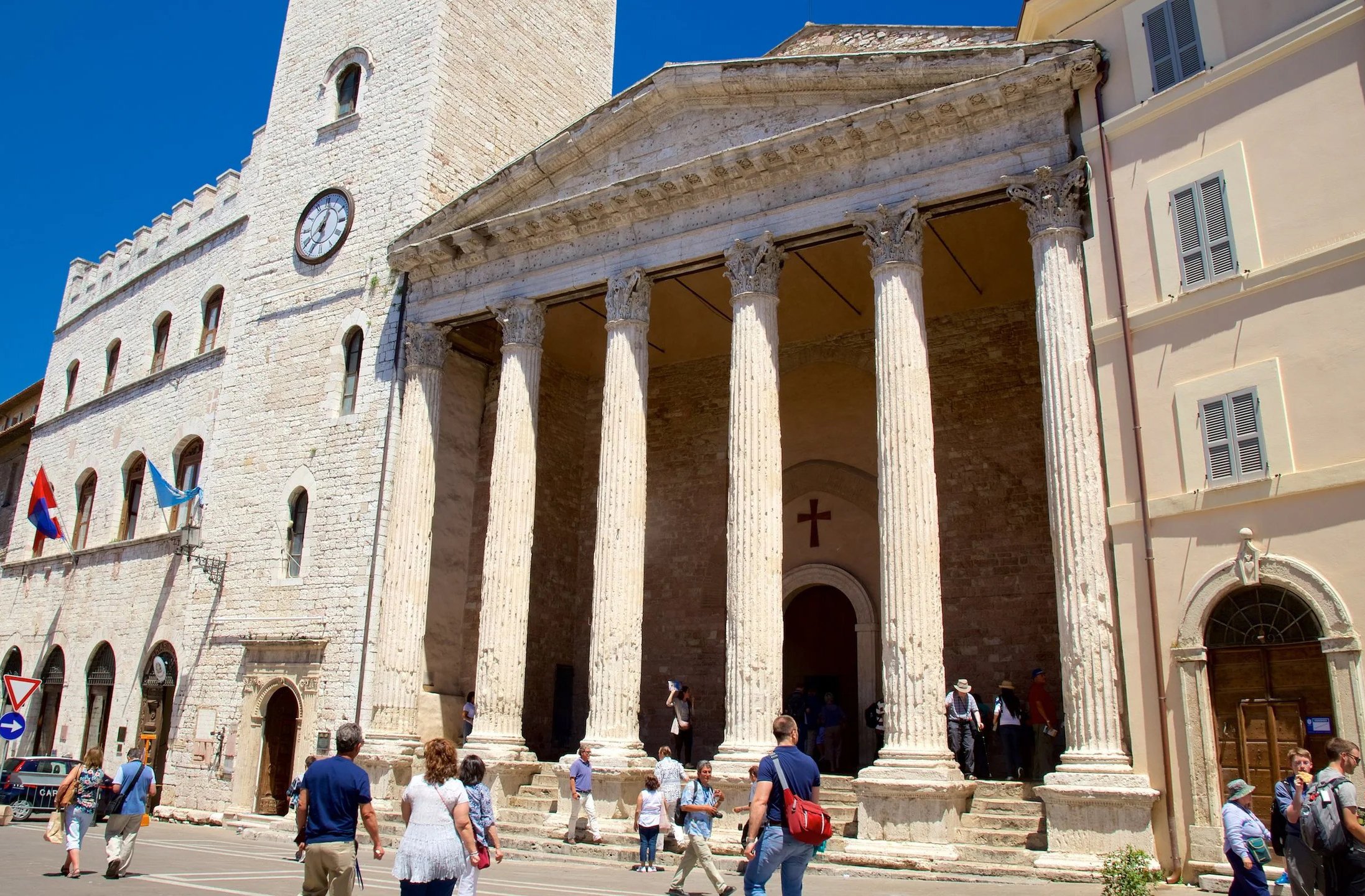 Assis, aliás, tem raízes que remontam à época dos umbros, antes de ser conquistada pelos romanos no século 3 a.C. Prosperou como municipium romano, com vestígios como o Templo de Minerva e o anfiteatro ainda visíveis hoje.

