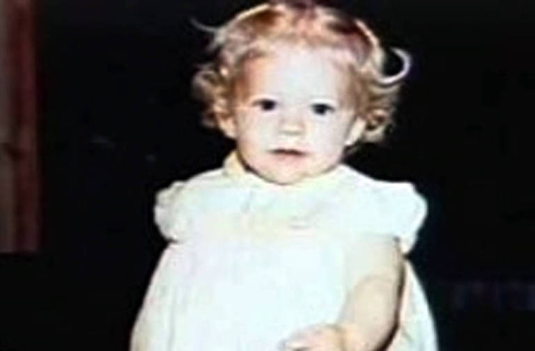 Avril Ramona Lavigne cresceu em Napanee, uma cidade interiorana, e desde pequena, cantava em corais da igreja. Foi incentivada pela mãe após cantar 