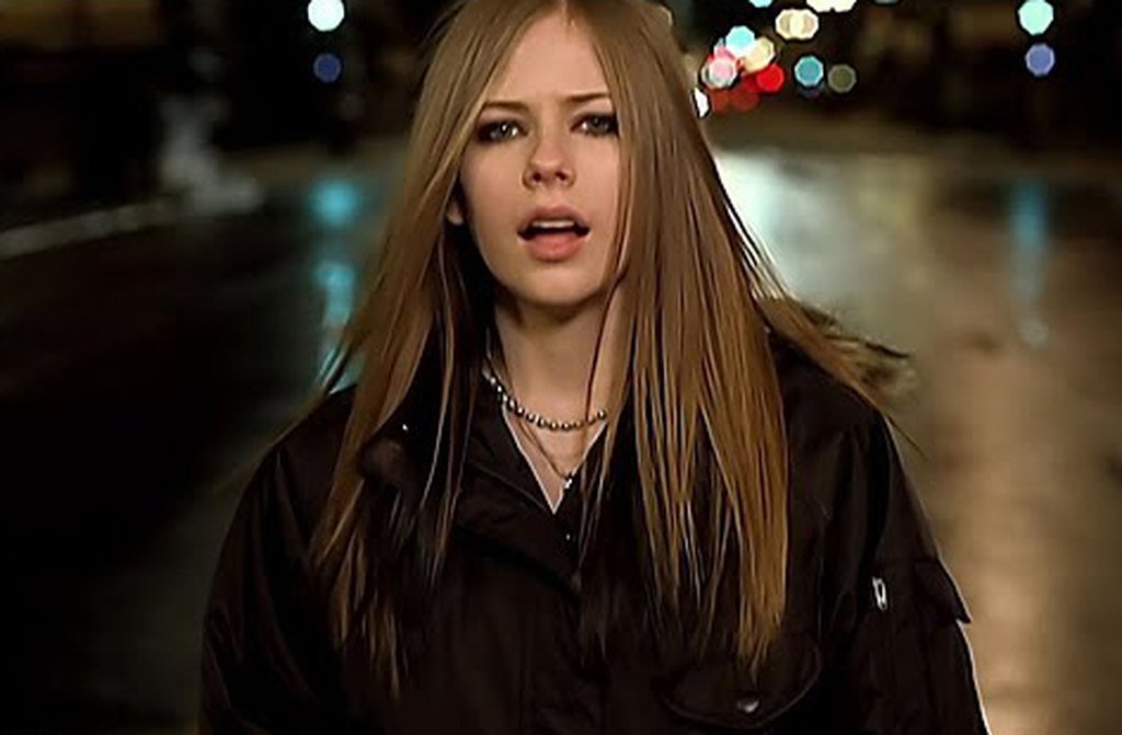 Avril Lavigne é mais que uma cantora: é um símbolo de liberdade, atitude e autenticidade. Com seu estilo único, influenciou gerações e artistas de diversos gêneros, do pop punk ao pop alternativo. A cada fã que se emociona ao cantar 