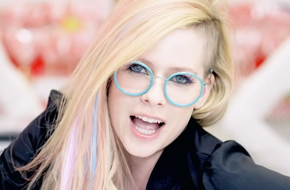 Avril Lavigne, contudo, viveu uma das fases mais difíceis de sua vida — física, emocional e profissionalmente —  quando travou luta contra a doença de Lyme. Em 2014, ela começou a sentir sintomas como fadiga extrema, dores musculares, febre e confusão mental.