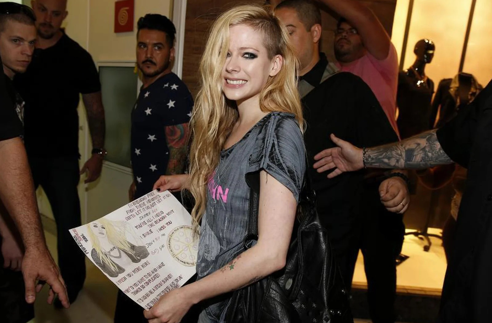 Inicialmente, os médicos não conseguiam identificar o problema, o que a deixou frustrada e emocionalmente abalada. Ela chegou a ficar meses de cama, sem conseguir realizar tarefas simples como tomar banho ou sair do quarto.Durante esse período, Avril relatou que se sentia incompreendida. Muitos achavam que ela estava deprimida ou exagerando. Foi nesse contexto que nasceu o álbum 