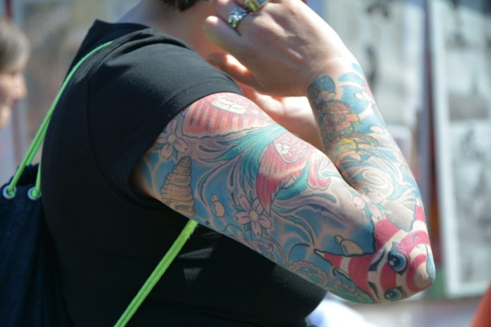 Mulher com tatuagem - Beth Macdonald/Unsplash