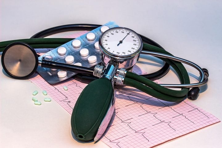 A recomendação médica é que mulheres nessa fase busquem acompanhamento especializado, realizem exames hormonais, mantenham uma alimentação balanceada e pratiquem atividade física.