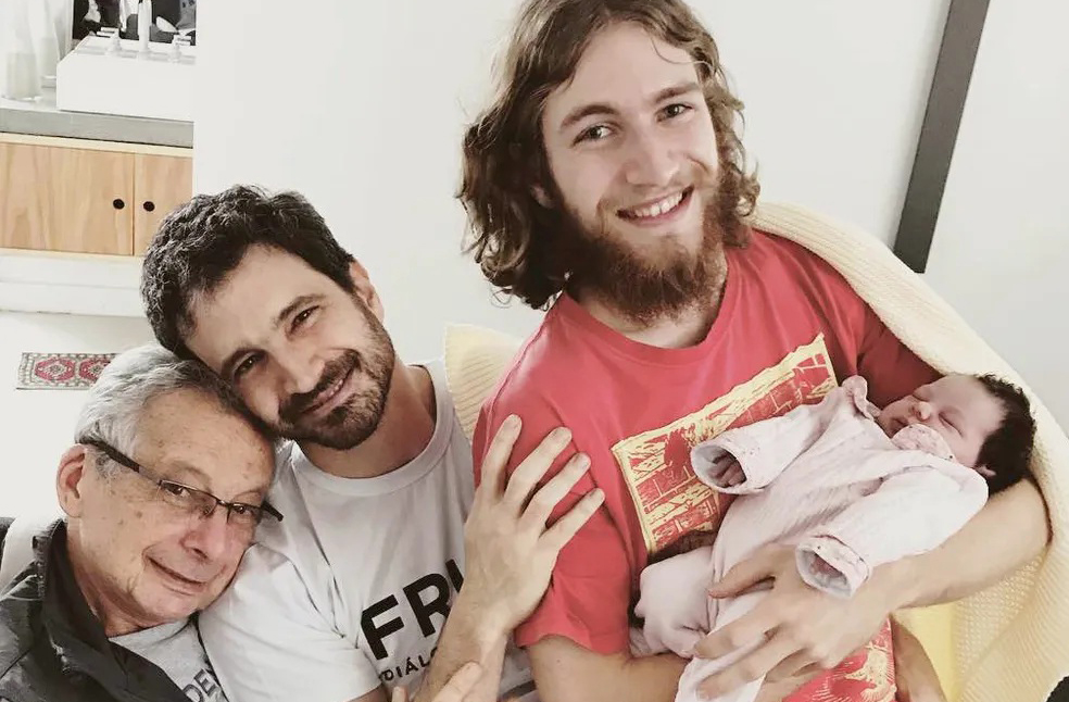 O ator é pai de Bruno, fruto de seu relacionamento com a atriz Lavínia Lorenzon. Ele também foi casado com a videoartista e apresentadora Marina Previato.