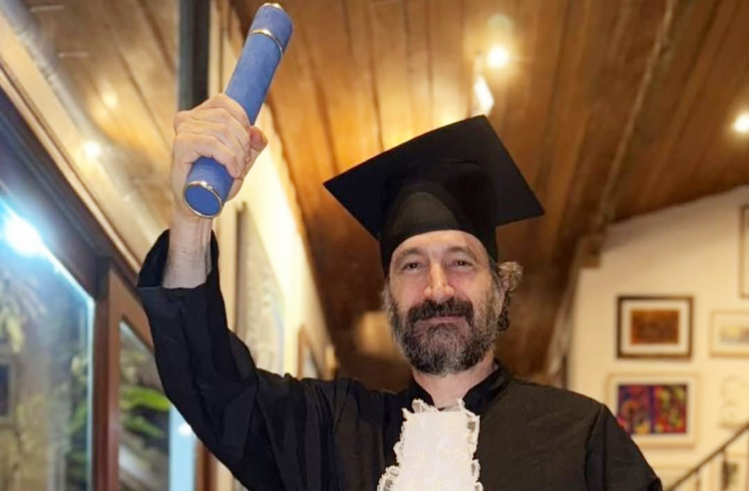 Além de ator e diretor, Caco é biólogo formado pela Universidade de São Paulo (USP), com atuação em laboratório, e  também estudou engenharia química.


