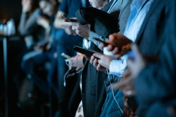 Pessoas mexendo no celular — camilo jimenez/Unsplash