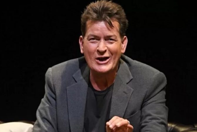 Charlie Sheen, aos 60 anos, abre o jogo sobre relações com outros homens