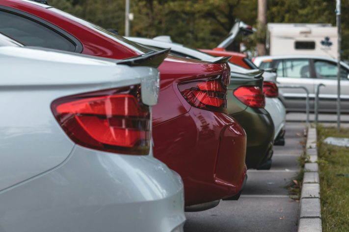 Carros estacionados - Christian Wiediger/Unsplash