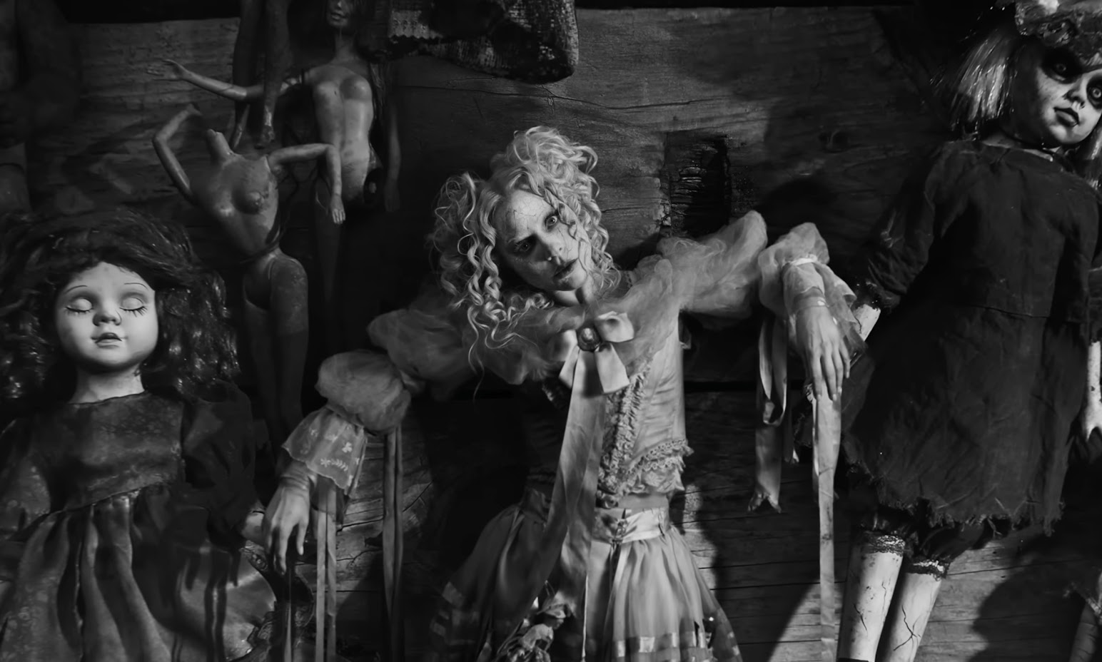 Um dos trabalhos mais recentes de Tim Burton foi dirigir, em 2025, o clipe de “The Dead Dance” da cantora Lady Gaga. O vídeo, que tem como locação a Ilha das Bonecas no México, explora o estranho e o obscuro, estética que Gaga costuma adotar, tornando a colaboração quase um encontro natural de estilos. 