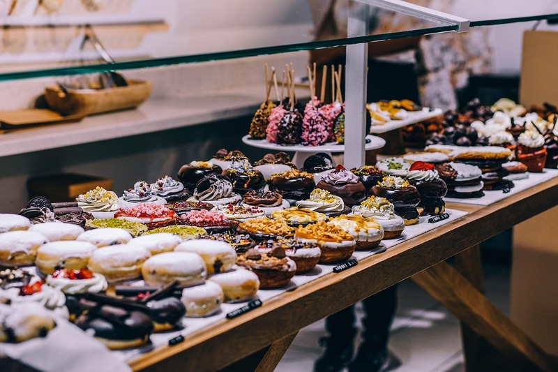 Diante deste cenário e a ligação ao nacionalismo, a imagem romântica das “Donut Lassies” oferecendo o doce aos soldados criou uma associação positiva e afetuosa a essas guloseimas.