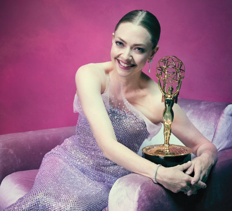 Mas a atriz brilhou mesmo foi em “The Dropout” (2022), minissérie do Hulu onde interpretou Elizabeth Holmes. O papel lhe garantiu o Golden Globe e o Emmy de Atriz em Minissérie ou Filme para TV. 